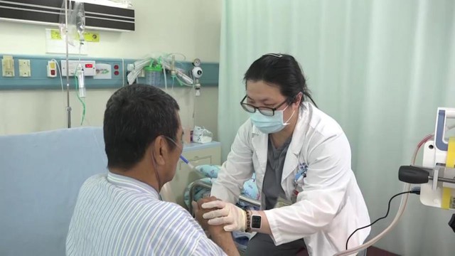 Người đ&agrave;n &ocirc;ng mắc &ldquo;vua trong c&aacute;c loại ung thư&rdquo; nghẹn ng&agrave;o: Gi&aacute; như t&ocirc;i kh&ocirc;ng bỏ qua 2 bất thường khi tắm - Ảnh 1.