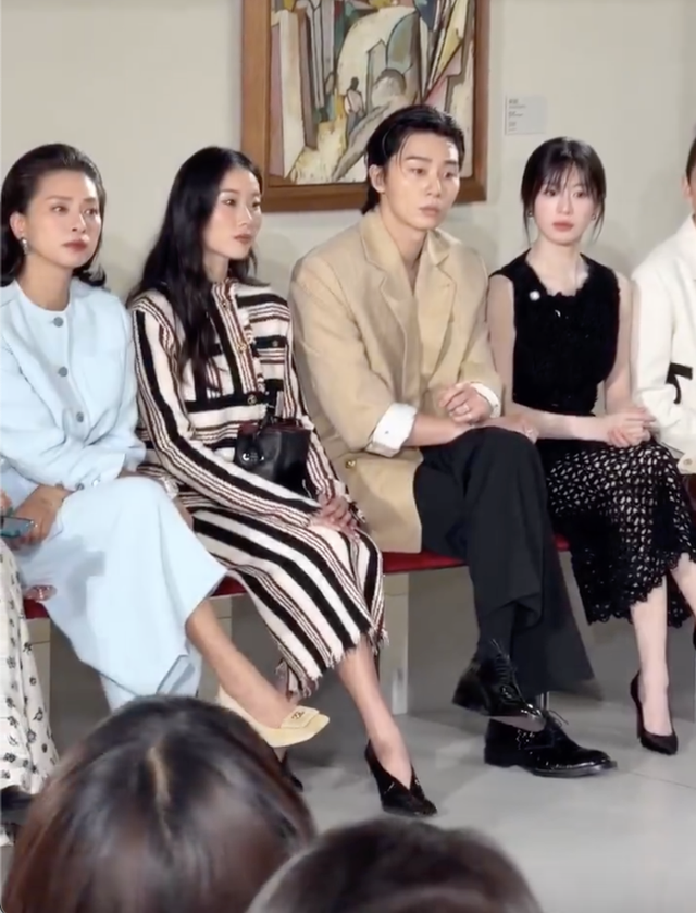 Jennie v&agrave; G-Dragon đồng loạt mất t&iacute;ch khỏi show Chanel, bỏ lại Ng&ocirc; Thanh V&acirc;n v&agrave; một nửa d&agrave;n sao - Ảnh 4.