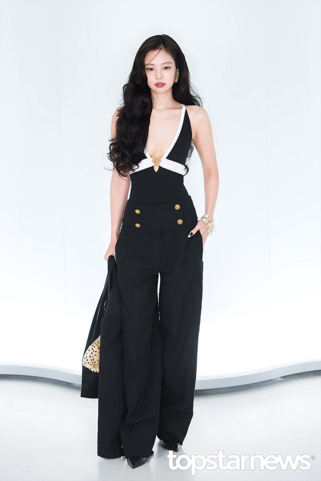 Jennie mặc độc bra diễn vũ đạo bỏng mắt ở show Chanel, G-DRAGON nhảy theo nhiệt t&igrave;nh- Ảnh 1.