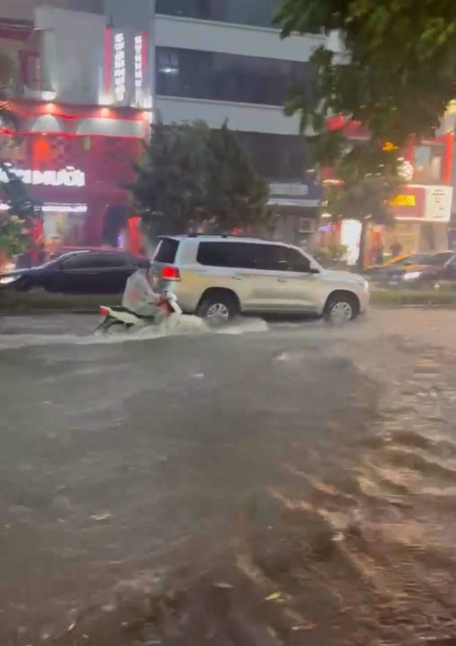 Ảnh, clip: H&agrave; Nội tối đen v&igrave; mưa lớn, sấm chớp s&aacute;ng rực bầu trời khiến ai nấy giật m&igrave;nh - Ảnh 21.