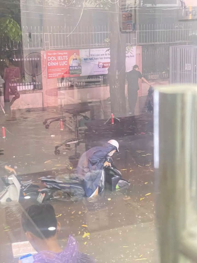 Ảnh, clip: H&agrave; Nội tối đen v&igrave; mưa lớn, sấm chớp s&aacute;ng rực bầu trời khiến ai nấy giật m&igrave;nh - Ảnh 19.