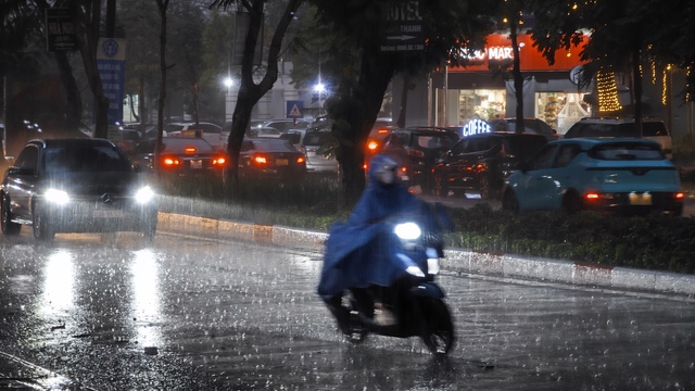 Ảnh, clip: Hà Nội tối đen vì mưa lớn, sấm chớp sáng rực bầu trời khiến ai nấy giật mình - Ảnh 18. Ảnh, clip: Hà Nội tối đen vì mưa lớn, sấm chớp sáng rực bầu trời khiến ai nấy giật mình - Ảnh 18.