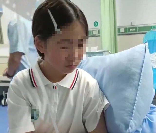 B&eacute; g&aacute;i 11 tuổi ng&agrave;y n&agrave;o cũng n&ocirc;n mửa, người mẹ kh&oacute;c nức nở: "Nếu c&oacute; thể cứu con, t&ocirc;i sẵn s&agrave;ng hiến thận của m&igrave;nh" - Ảnh 1.