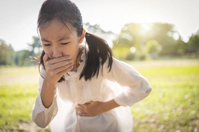 Bé gái 11 tuổi ngày nào cũng nôn mửa, người mẹ khóc nức nở: "Nếu có thể cứu con, tôi sẵn sàng hiến thận của mình" - Ảnh 2.