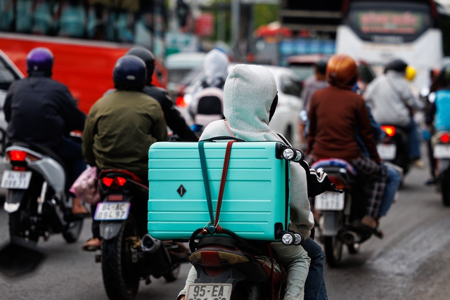 Dấu hiệu HẾT LỄ ch&iacute;nh l&agrave; cảnh tr&aacute;i ngược tr&ecirc;n 2 l&agrave;n đường cửa ng&otilde; l&uacute;c n&agrave;y! - Ảnh 20.