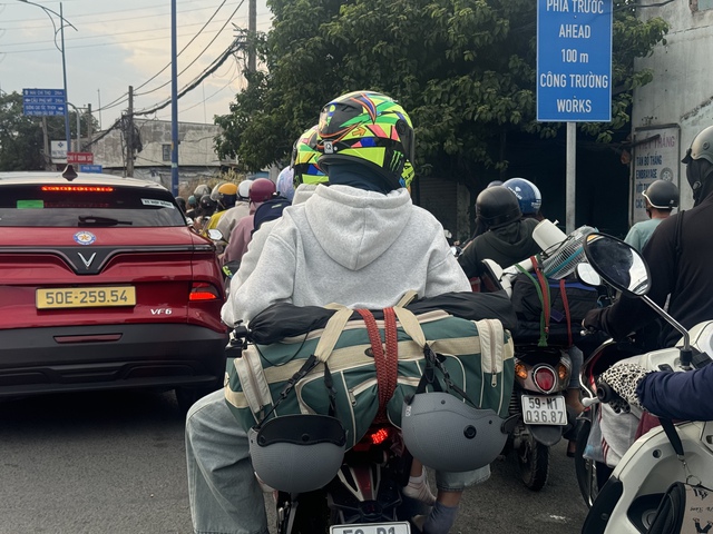 Dấu hiệu HẾT LỄ ch&iacute;nh l&agrave; cảnh tr&aacute;i ngược tr&ecirc;n 2 l&agrave;n đường cửa ng&otilde; l&uacute;c n&agrave;y! - Ảnh 29.