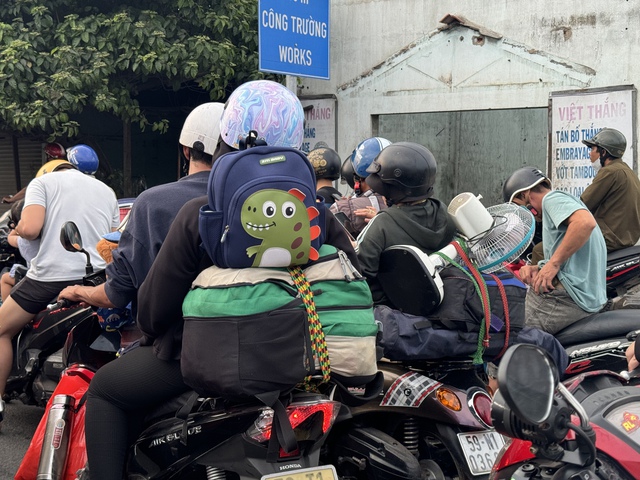Dấu hiệu HẾT LỄ ch&iacute;nh l&agrave; cảnh tr&aacute;i ngược tr&ecirc;n 2 l&agrave;n đường cửa ng&otilde; l&uacute;c n&agrave;y! - Ảnh 30.