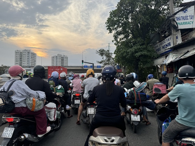 Dấu hiệu HẾT LỄ ch&iacute;nh l&agrave; cảnh tr&aacute;i ngược tr&ecirc;n 2 l&agrave;n đường cửa ng&otilde; l&uacute;c n&agrave;y! - Ảnh 31.