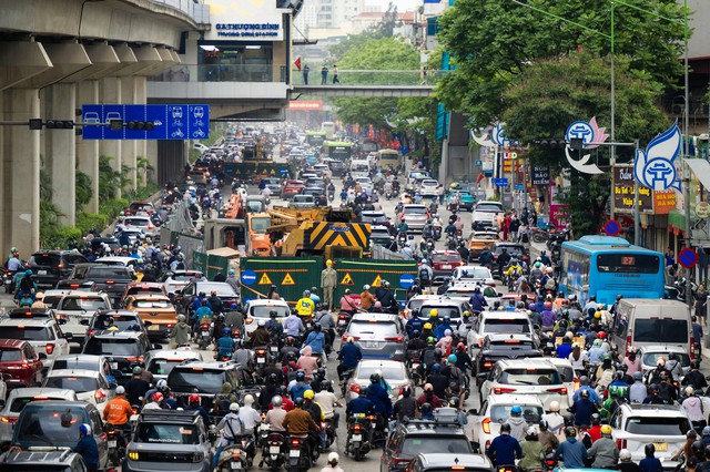 Cảnh tượng trên đường phố Hà Nội trong ngày đầu đi làm sau kỳ nghỉ lễ- Ảnh 7.