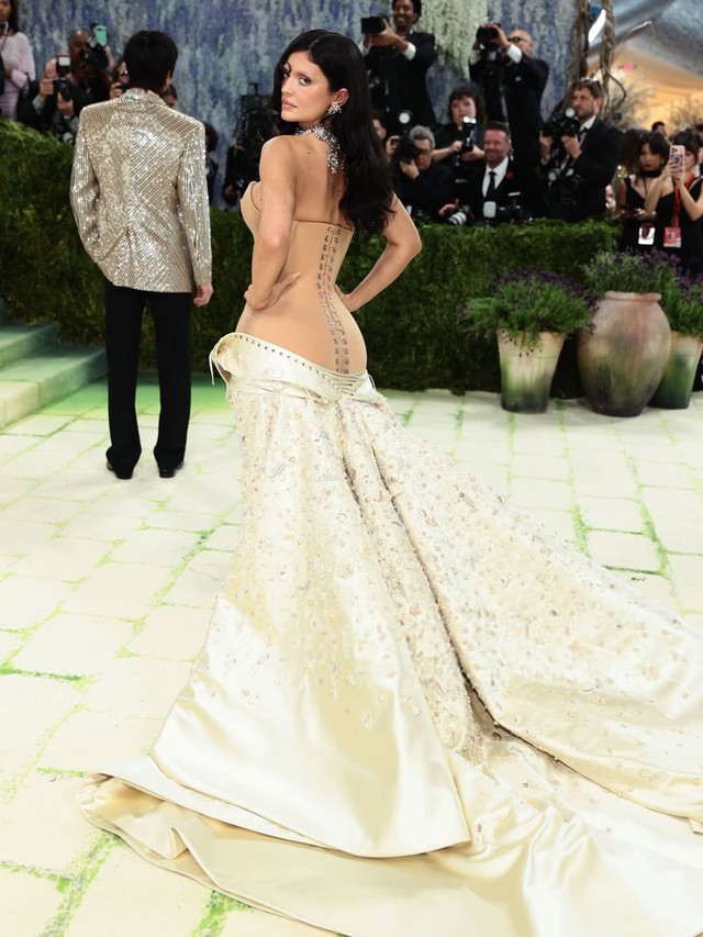 Met Gala 2026: Tượng tạc, thiết kế đi&ecirc;u khắc cơ thể ngập tr&agrave;n, BLACKPINK vẫn l&agrave; trung t&acirc;m b&agrave;n t&aacute;n- Ảnh 20.