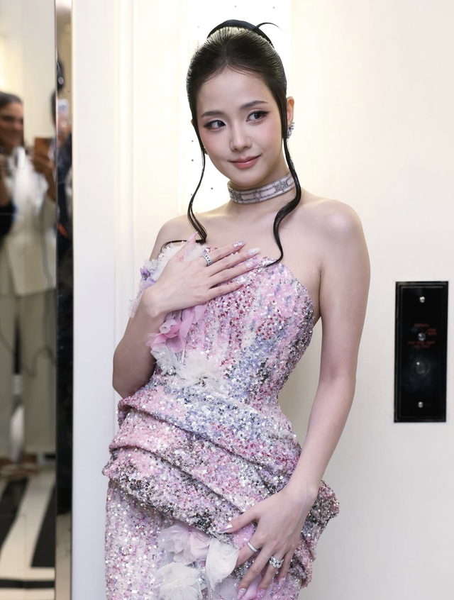 Rất khen Jisoo, debut Met Gala 2026 xuất sắc kh&ocirc;ng c&oacute; điểm g&igrave; phải ch&ecirc;! - Ảnh 1.
