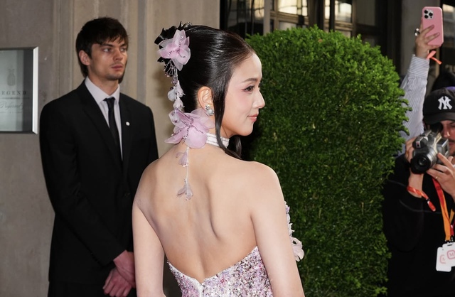 Rất khen Jisoo, debut Met Gala 2026 xuất sắc kh&ocirc;ng c&oacute; điểm g&igrave; phải ch&ecirc;! - Ảnh 7.