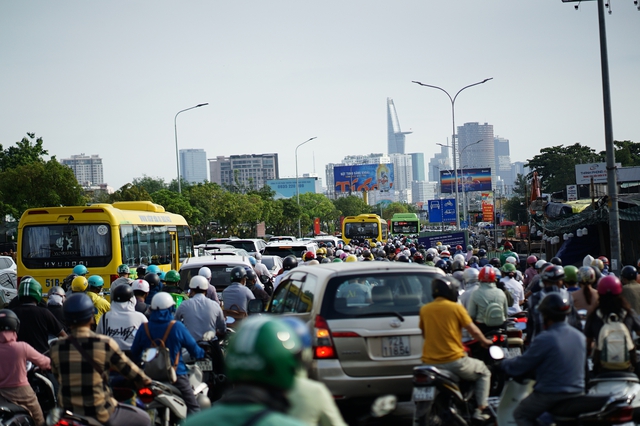 Cảnh tượng trên đường phố Hà Nội và TP.HCM trong ngày đầu đi làm sau kỳ nghỉ lễ - Ảnh 25.