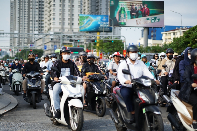 Cảnh tượng trên đường phố Hà Nội và TP.HCM trong ngày đầu đi làm sau kỳ nghỉ lễ - Ảnh 18.