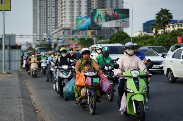 Cảnh tượng trên đường phố Hà Nội và TP.HCM trong ngày đầu đi làm sau kỳ nghỉ lễ - Ảnh 23.