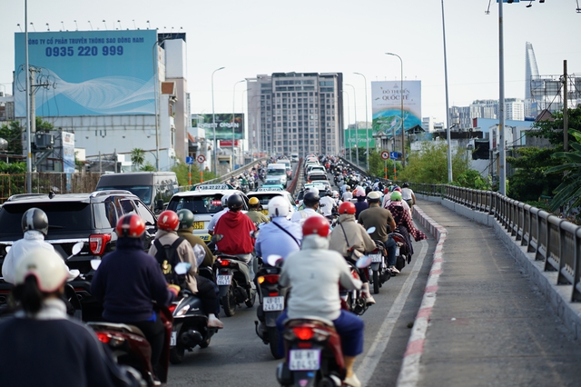 Cảnh tượng trên đường phố Hà Nội và TP.HCM trong ngày đầu đi làm sau kỳ nghỉ lễ - Ảnh 15.