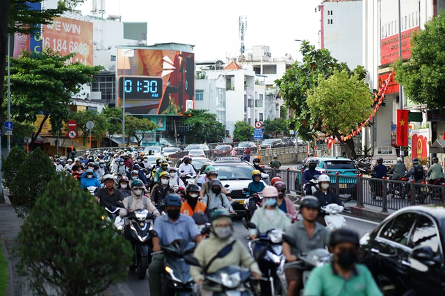 Cảnh tượng trên đường phố Hà Nội và TP.HCM trong ngày đầu đi làm sau kỳ nghỉ lễ - Ảnh 16.
