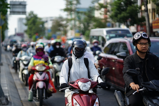 Cảnh tượng trên đường phố Hà Nội và TP.HCM trong ngày đầu đi làm sau kỳ nghỉ lễ - Ảnh 24.