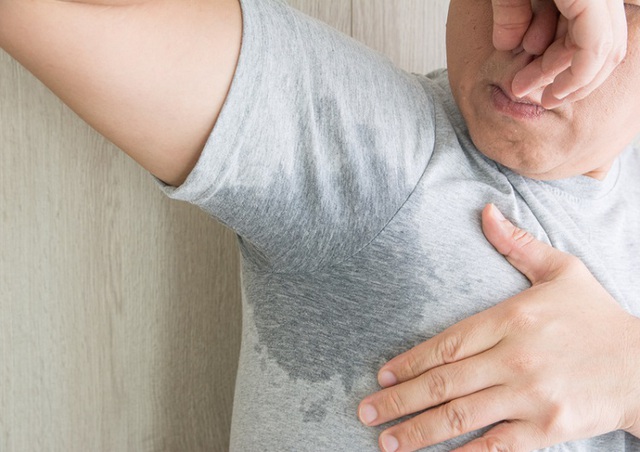 Tại sao n&aacute;ch vẫn bị h&ocirc;i sau khi d&ugrave;ng lăn khử m&ugrave;i? Dược sĩ tiết lộ: C&oacute; thể bạn d&ugrave;ng sai thời điểm! - Ảnh 1.
