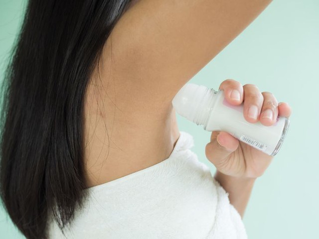 Tại sao n&aacute;ch vẫn bị h&ocirc;i sau khi d&ugrave;ng lăn khử m&ugrave;i? Dược sĩ tiết lộ: C&oacute; thể bạn d&ugrave;ng sai thời điểm! - Ảnh 2.
