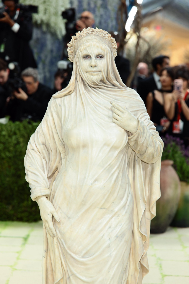 Met Gala 2026: Tượng tạc, thiết kế đi&ecirc;u khắc cơ thể ngập tr&agrave;n, BLACKPINK vẫn l&agrave; trung t&acirc;m b&agrave;n t&aacute;n- Ảnh 33.