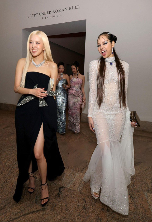 Khung h&igrave;nh ở Met Gala cả thế giới tr&ocirc;ng mong đ&acirc;y rồi: BLACKPINK tụ hội, xứng danh nh&oacute;m nhạc Kbiz quyền lực nhất l&agrave;ng thời trang - Ảnh 4.