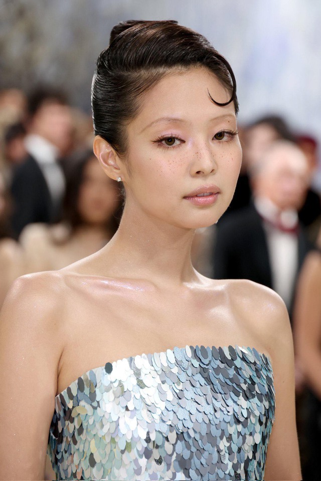 Jennie khiến fan kh&oacute; hiểu tại Met Gala 2026: Xuất hiện k&iacute;n bưng, lộ diện l&agrave; g&acirc;y tranh c&atilde;i - Ảnh 12.