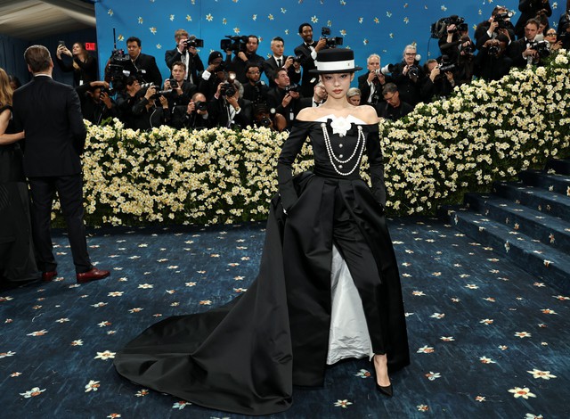 Jennie khiến fan kh&oacute; hiểu tại Met Gala 2026: Xuất hiện k&iacute;n bưng, lộ diện l&agrave; g&acirc;y tranh c&atilde;i - Ảnh 16.