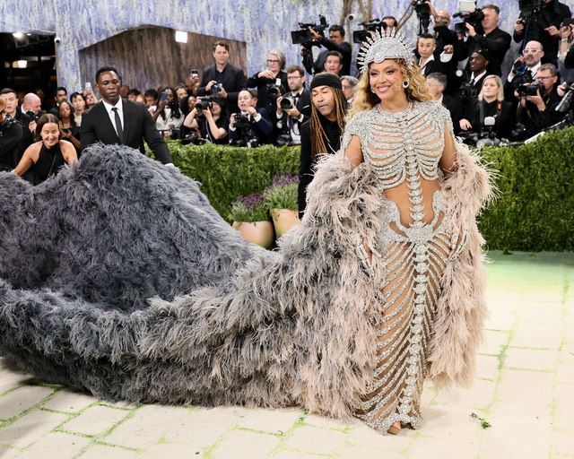 Met Gala 2026: Tượng tạc, thiết kế đi&ecirc;u khắc cơ thể ngập tr&agrave;n, BLACKPINK vẫn l&agrave; trung t&acirc;m b&agrave;n t&aacute;n- Ảnh 13.