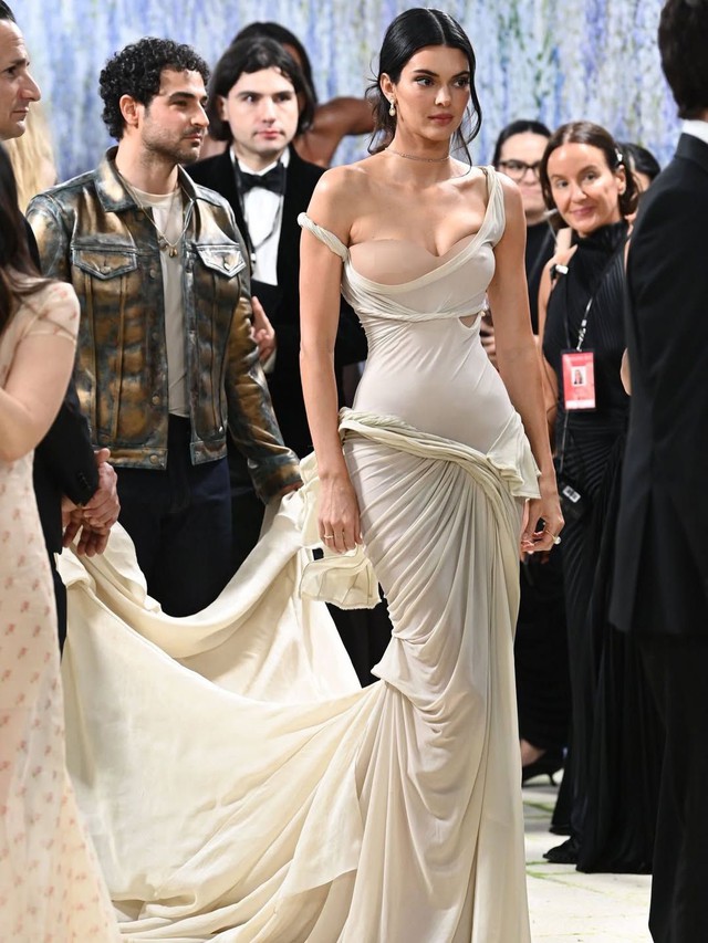 Chị em Kardashian đổ bộ Met Gala: Kim như iPhone 17, Kendall - Kylie lăng x&ecirc; mốt nhức mắt - Ảnh 12.