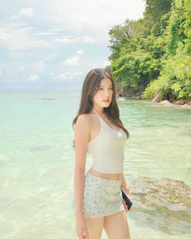 Tăng Mỹ H&agrave;n đi biển: &Iacute;t diện bikini, chuộng v&aacute;y &aacute;o ngọt ng&agrave;o, xinh lịm tim - Ảnh 5.