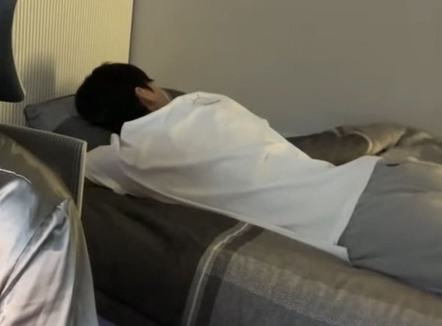 Nam shipper 40 tuổi nhưng thận yếu hơn &ocirc;ng cụ 80, bật kh&oacute;c n&oacute;i: "T&ocirc;i ăn chỉ muốn tiết kiệm th&ocirc;i m&agrave;" - Ảnh 1.