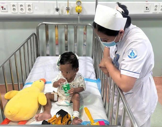 Những h&igrave;nh ảnh mới nhất tại bệnh viện của em b&eacute; 2 tuổi bị bạo h&agrave;nh nghi&ecirc;m trọng - Ảnh 2.