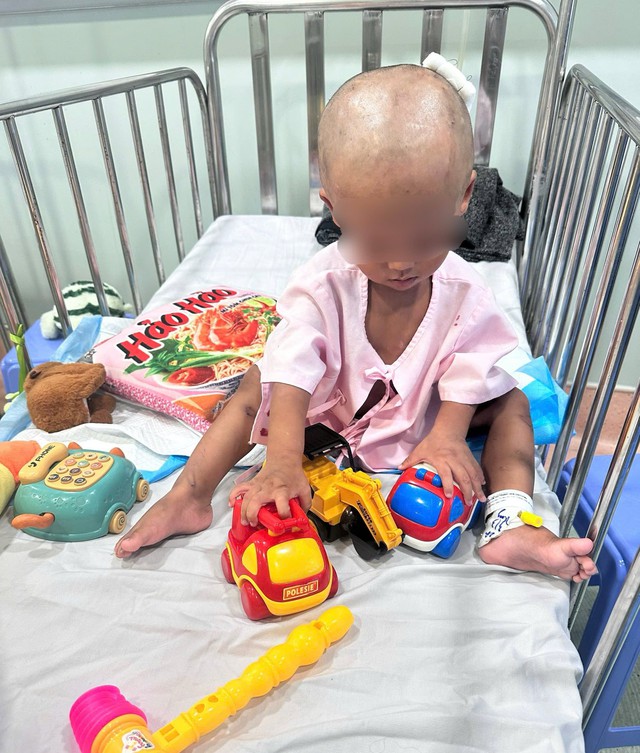 Những h&igrave;nh ảnh mới nhất tại bệnh viện của em b&eacute; 2 tuổi bị bạo h&agrave;nh nghi&ecirc;m trọng - Ảnh 3.