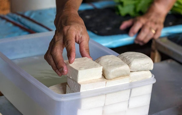N&oacute;i thật: Ra chợ thấy 4 loại đậu phụ n&agrave;y, được cho kh&ocirc;ng cũng đừng dại mang "mầm bệnh" về nh&agrave;  - Ảnh 2.