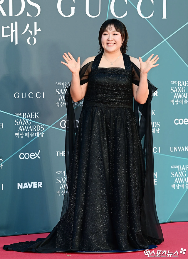 Si&ecirc;u thảm đỏ Baeksang 2026: 1 mỹ nh&acirc;n hở bạo &aacute;t cả Son Ye Jin - Yoona, Suzy xứng danh nữ thần - Ảnh 62.