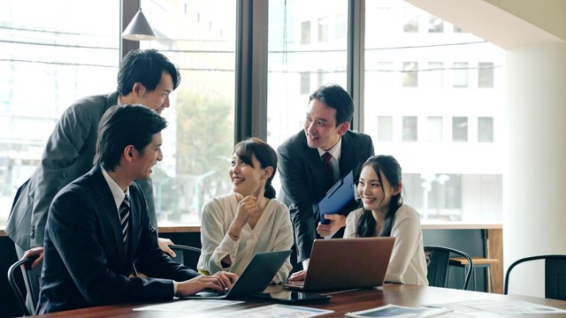 Nh&acirc;n vi&ecirc;n đi l&agrave;m 490 năm mới kiếm được lương bằng sếp l&agrave;m 1 năm - Ảnh 1.