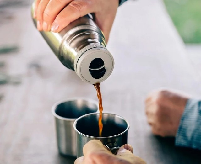 Người phụ nữ bị chấn thương mắt v&igrave; b&igrave;nh giữ nhiệt tự ph&aacute;t nổ, b&aacute;c sĩ cảnh b&aacute;o: 6 thứ n&agrave;y KH&Ocirc;NG bao giờ được đựng - Ảnh 3.