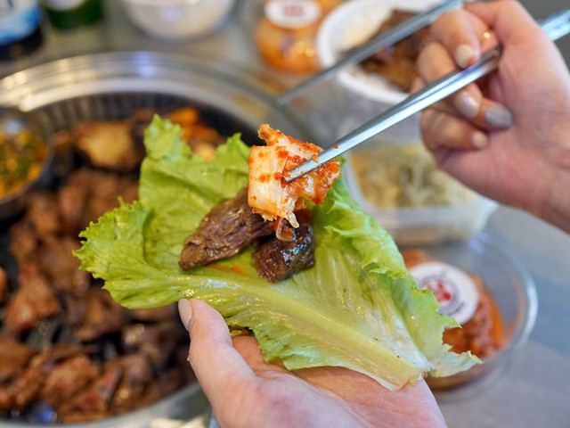 Cậu b&eacute; 6 tuổi bầm t&iacute;m khắp người, b&aacute;c sĩ nh&igrave;n kết quả x&eacute;t nghiệm liền hoảng hốt: Ch&aacute;u ăn thịt nướng với rau g&igrave;? - Ảnh 3.