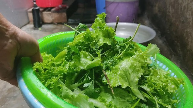 Cậu b&eacute; 6 tuổi bầm t&iacute;m khắp người, b&aacute;c sĩ nh&igrave;n kết quả x&eacute;t nghiệm liền hoảng hốt: Ch&aacute;u ăn thịt nướng với rau g&igrave;? - Ảnh 4.