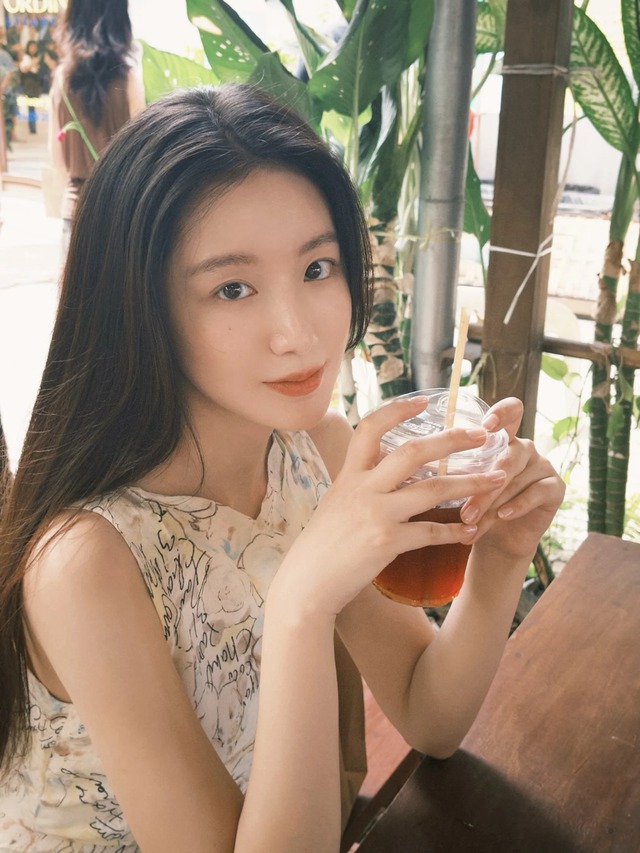 Loại "nước thần" giới sao H&agrave;n m&ecirc; mẩn, uống đều mỗi s&aacute;ng để mặt thon, hết sưng ph&ugrave; - Ảnh 1.