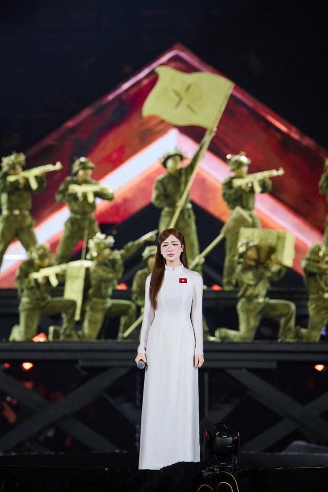 Ho&agrave; Minzy t&aacute;i xuất sau ồn &agrave;o "l&uacute;a ch&iacute;n kh&ocirc;ng c&uacute;i đầu", đọ giọng h&aacute;t với Chi Pu - Ảnh 1.