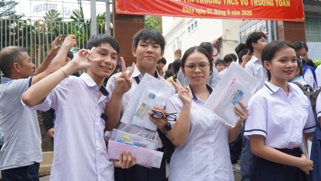 Hết giờ l&agrave;m b&agrave;i m&ocirc;n Văn v&agrave;o lớp 10 TP.HCM: Đề rất hay, th&iacute; sinh rạng rỡ ra khỏi ph&ograve;ng thi! - Ảnh 16.