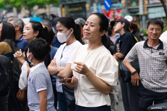 Hết giờ l&agrave;m b&agrave;i m&ocirc;n Văn v&agrave;o lớp 10 TP.HCM: Đề rất hay, th&iacute; sinh rạng rỡ ra khỏi ph&ograve;ng thi! - Ảnh 3.