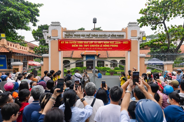 Hết giờ l&agrave;m b&agrave;i m&ocirc;n Văn v&agrave;o lớp 10 TP.HCM: Đề rất hay, th&iacute; sinh rạng rỡ ra khỏi ph&ograve;ng thi! - Ảnh 4.