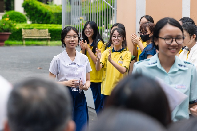 Hết giờ l&agrave;m b&agrave;i m&ocirc;n Văn v&agrave;o lớp 10 TP.HCM: Đề rất hay, th&iacute; sinh rạng rỡ ra khỏi ph&ograve;ng thi! - Ảnh 5.