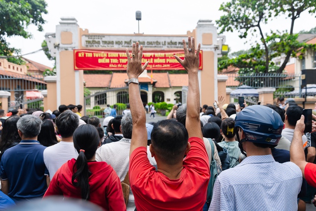 Hết giờ l&agrave;m b&agrave;i m&ocirc;n Văn v&agrave;o lớp 10 TP.HCM: Đề rất hay, th&iacute; sinh rạng rỡ ra khỏi ph&ograve;ng thi! - Ảnh 6.