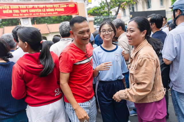 Hết giờ l&agrave;m b&agrave;i m&ocirc;n Văn v&agrave;o lớp 10 TP.HCM: Đề rất hay, th&iacute; sinh rạng rỡ ra khỏi ph&ograve;ng thi! - Ảnh 7.