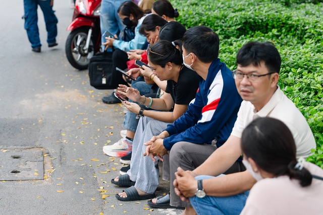 Hết giờ l&agrave;m b&agrave;i m&ocirc;n Văn v&agrave;o lớp 10 TP.HCM: Đề rất hay, th&iacute; sinh rạng rỡ ra khỏi ph&ograve;ng thi! - Ảnh 1.