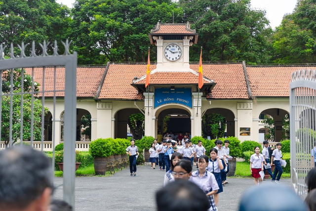 Hết giờ l&agrave;m b&agrave;i m&ocirc;n Văn v&agrave;o lớp 10 TP.HCM: Đề rất hay, th&iacute; sinh rạng rỡ ra khỏi ph&ograve;ng thi! - Ảnh 10.
